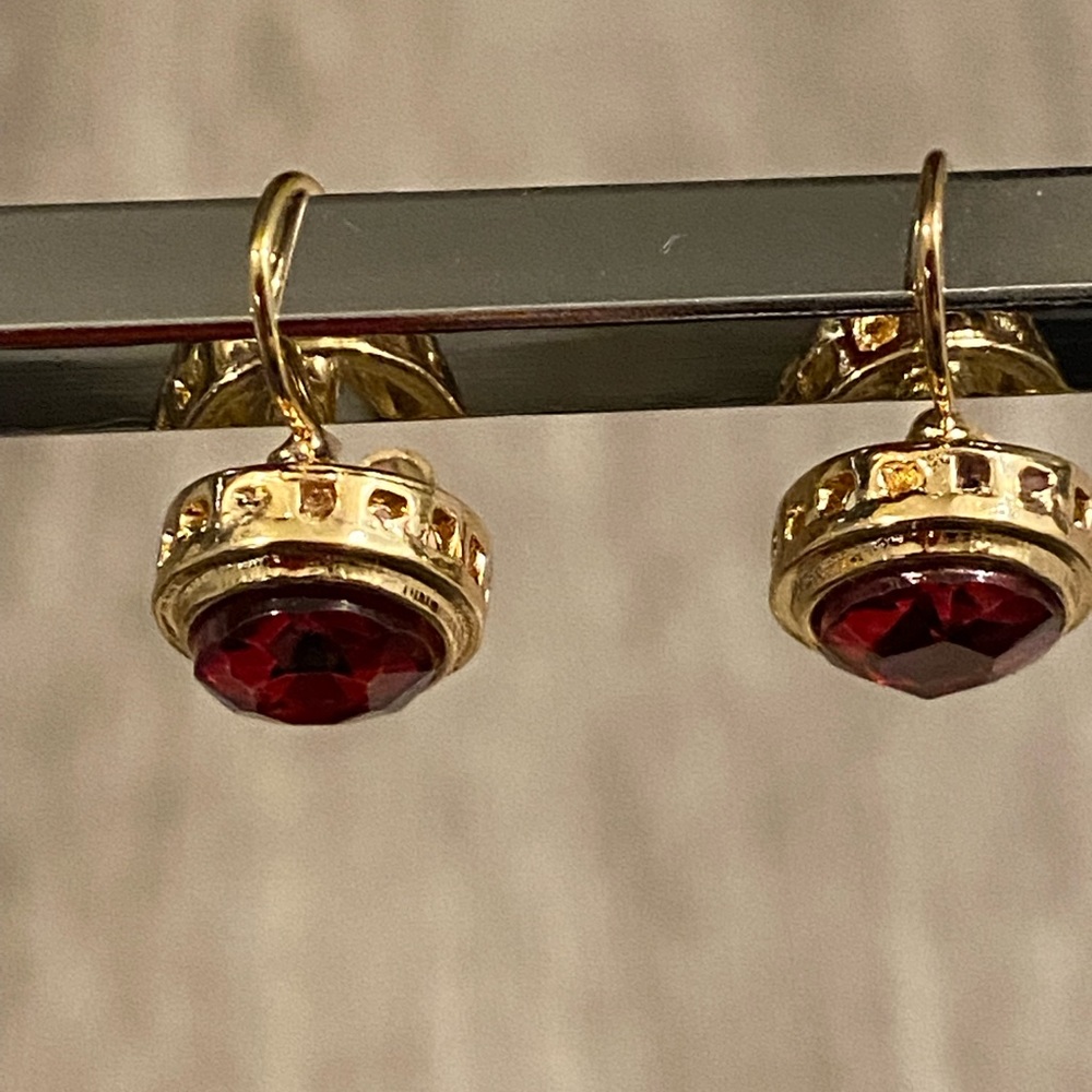 Stunning 14kt gold plated over metal Ruby drop earrings side clasp. - Picture 9 of 11